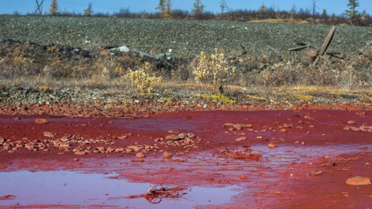 Imagen del río Daldykan con sus aguas contaminadas de color rojo a su paso por la región de la ciudad de Norilsk.-AFP