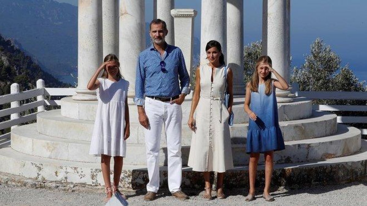 El rey Felipe VI, la reina Letizia y sus hijas Leonor y Sofía durante su visita a Son Marroig.-EFE / BALLESTEROS
