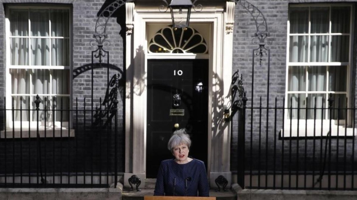 May, durante su declaración frente al 10 de Downing Street.-AP / ALASTAIR GRANT