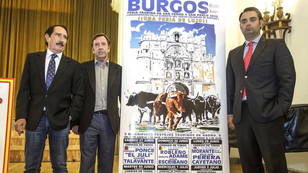 Manuel Molés, Curro Vázquez y Carlos Zúñiga hijo, junto a los carteles de la feria taurina.-SANTI OTERO