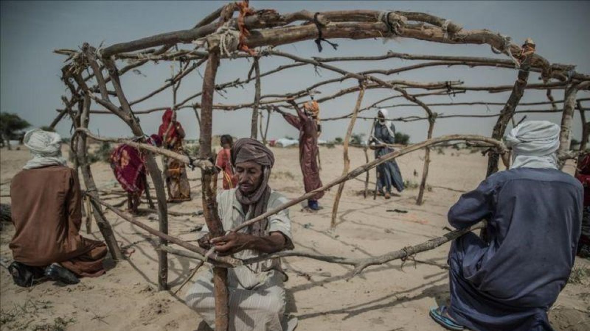 Un grupo de desplazados construye una cabaña en el asentamiento de Manara.-PABLO TOSCO / OXFAM-INTERMÓN