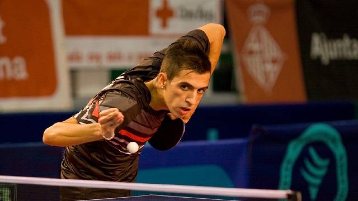 Diogo Pinho arma el saque durante un partido.-ECB