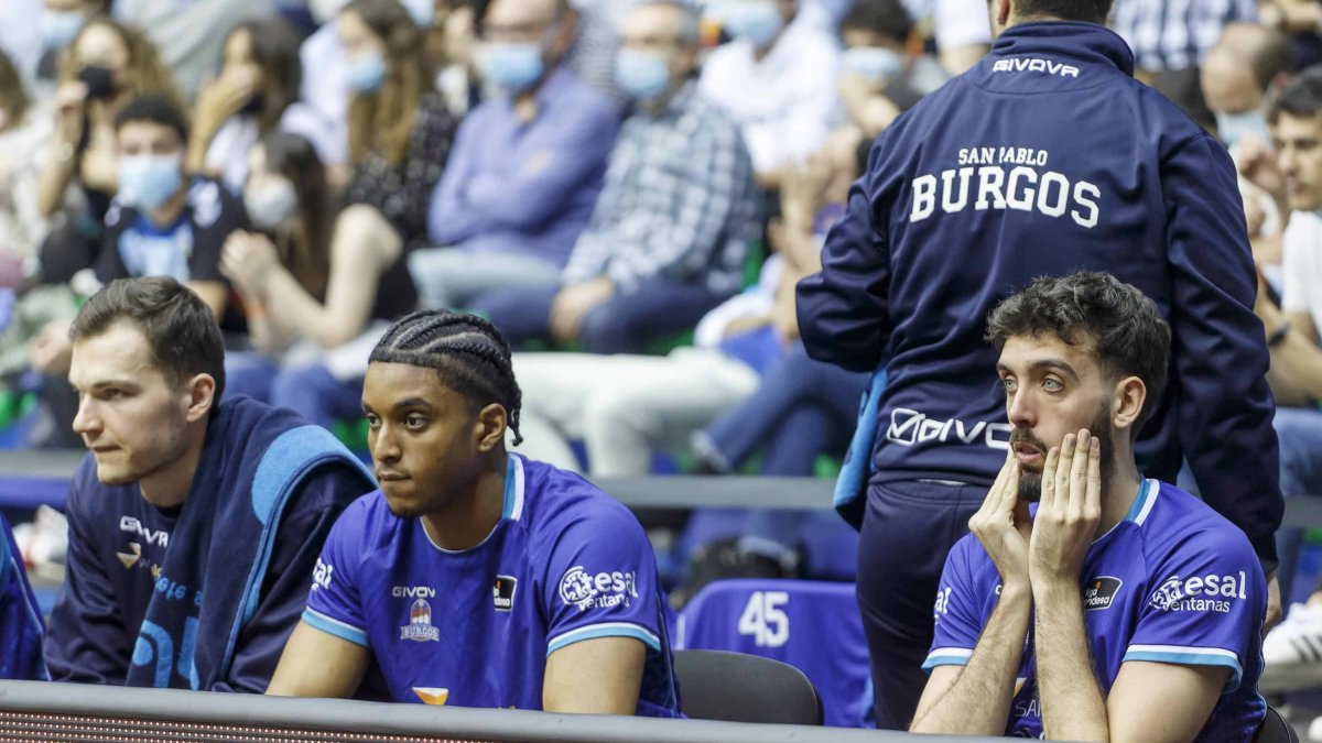 El banquillo del San Pablo con cara de preocupación. SANTI OTERO