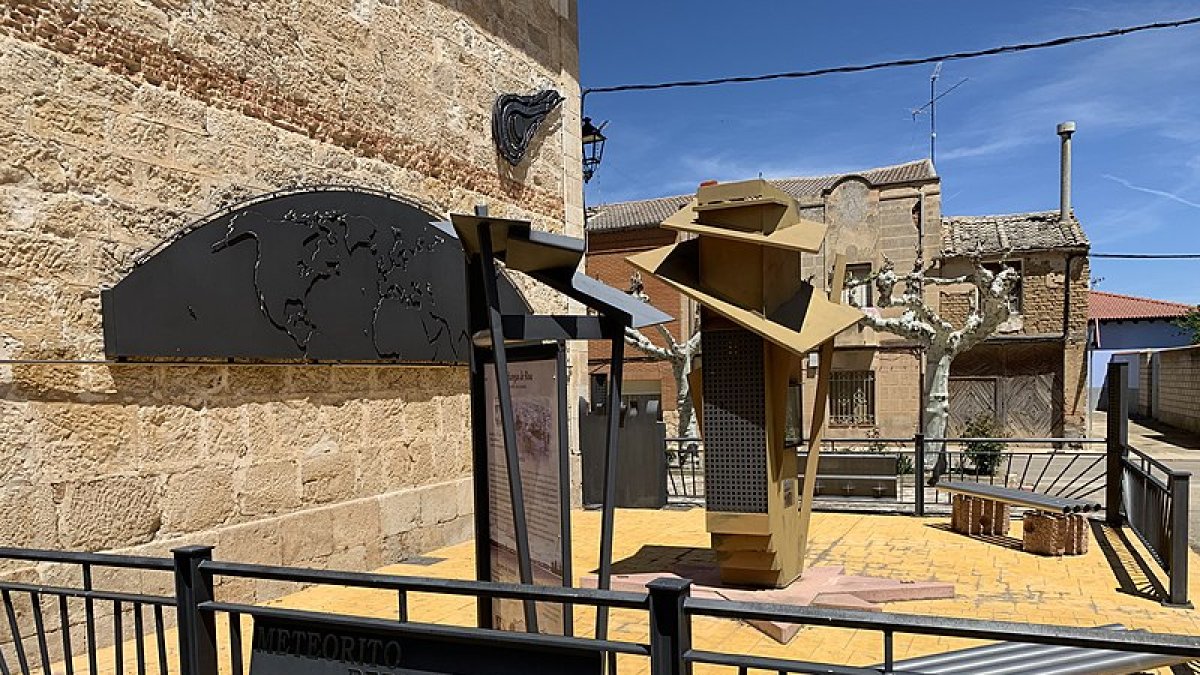 Monumento al Meteorito de Berlangas. B25es