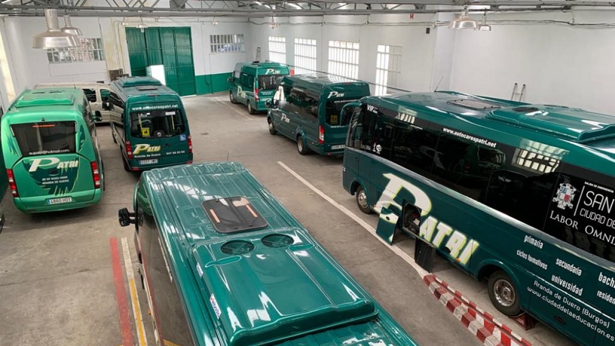 Los autobuses llevan tres meses parados en la que suele ser la época del año de con más viajeros. ECB