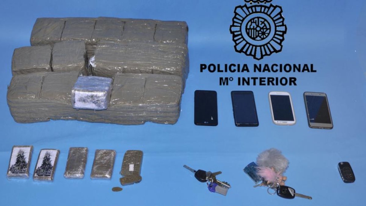 La droga decomisada iba encintada y separada en paquetes.-ECB