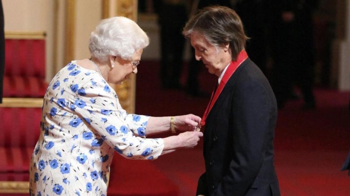 Paul McCartney, condecorado por la reina Isabel II.-/ AP / YUI MOK