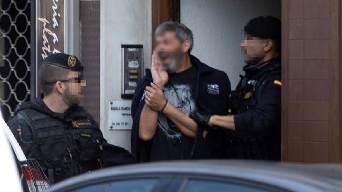 Detienen a miembros de los CDR en Cataluña acusados de planear acciones violentas.-EFE / ENRIC FONTCUBERTA