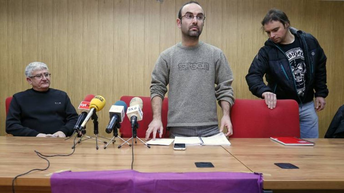 El equipo técnico de Podemos en el salón de actos del edficio de sindicatos.-RAUL G. OCHOA
