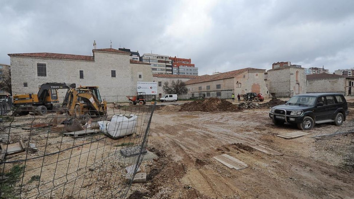 Operarios y máquinas han comenzado con las tareas en las huertas de la Concepción.-ISRAEL L. MURILLO