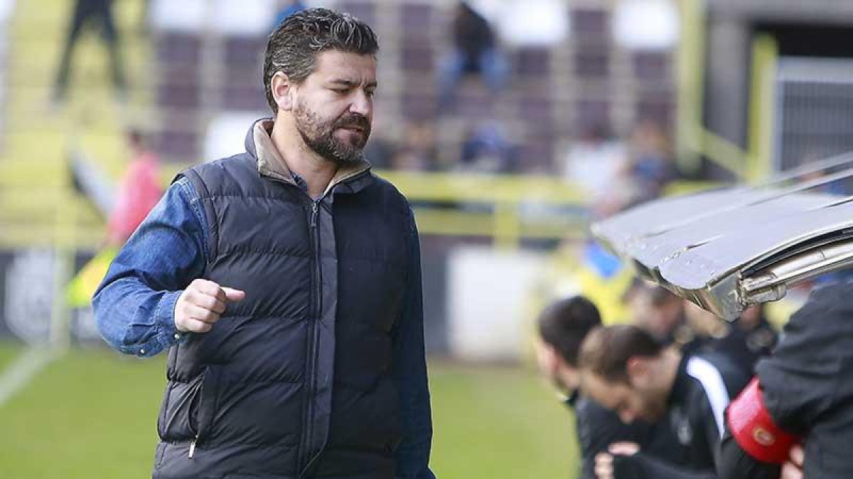 Fernando Estévez lamenta una de las ocasiones marradas por su equipo en el choque de ayer-Raúl G. Ochoa