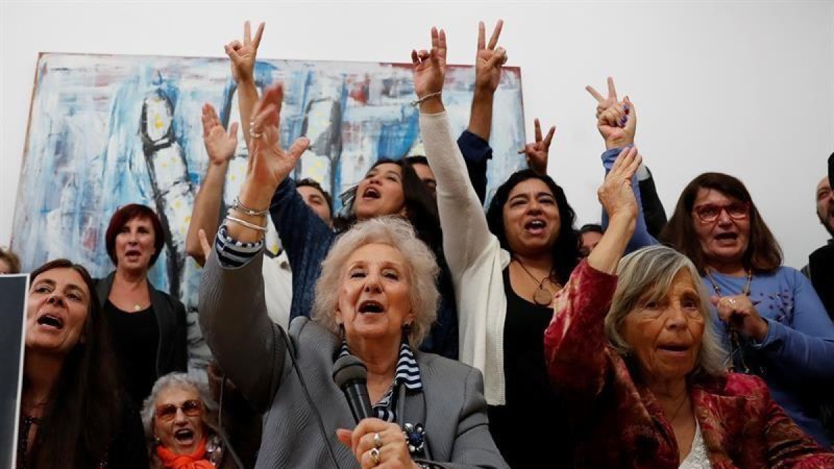 La titular de Abuelas de Plaza de Mayo, Estela de Carlotto (C), y Blanca Bustamante (i), familiar del nieto restituido por Abuelas de Plaza de Mayo.-EFE