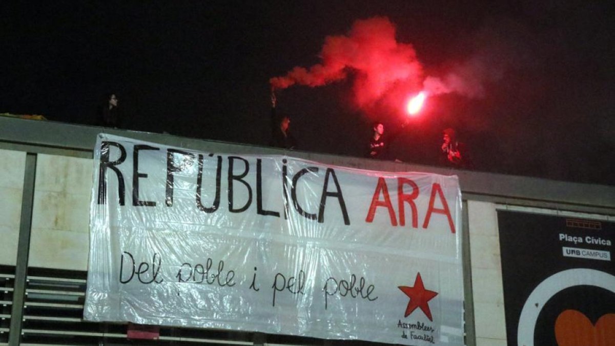 Estudantes de la UAB, rompen carteles con el mensaje de Régimen del 78.Estudantes de la UAB, rompen carteles con el mensaje de Régimen del 78.-ACN