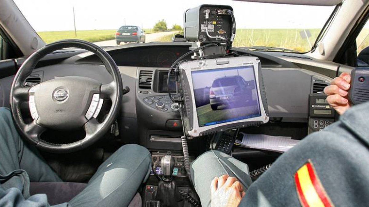 Imagen de un control de velocidad de la Guardia Civil de Tráfico en una carretera secundaria de la provincia.-ISRAEL L. MURILLO