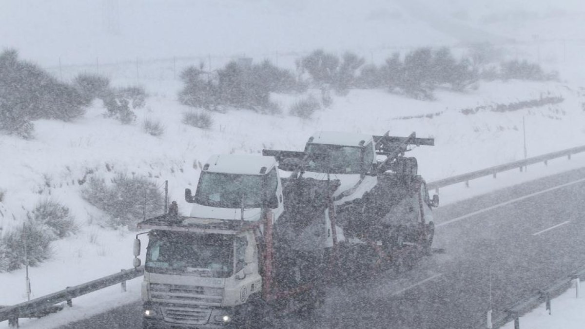 Un camión en la A-67, en el límite de Palencia con Cantabria-ICAL