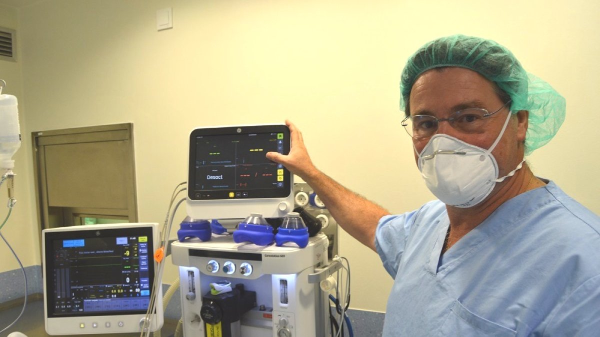 El doctor García Carrasco, junto a unos equipos técnicos. ECB