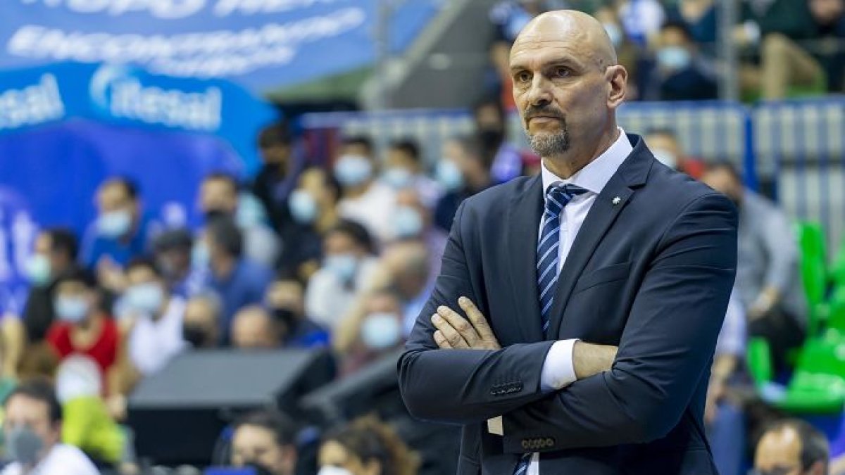 Tabak con gesto serio en el partido perdido en el Coliseum ante Valencia. SANTI OTERO