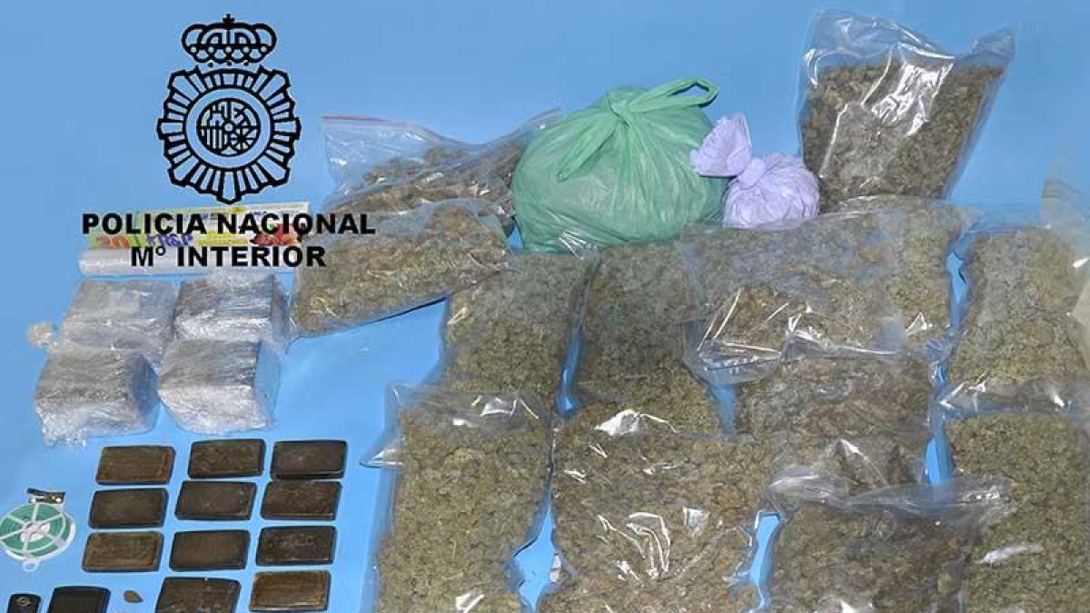 Droga incautada al detenido por la Policía Nacional.-ECB