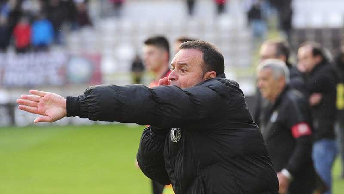 Salmerón corrige a sus jugadores. SANTI OTERO