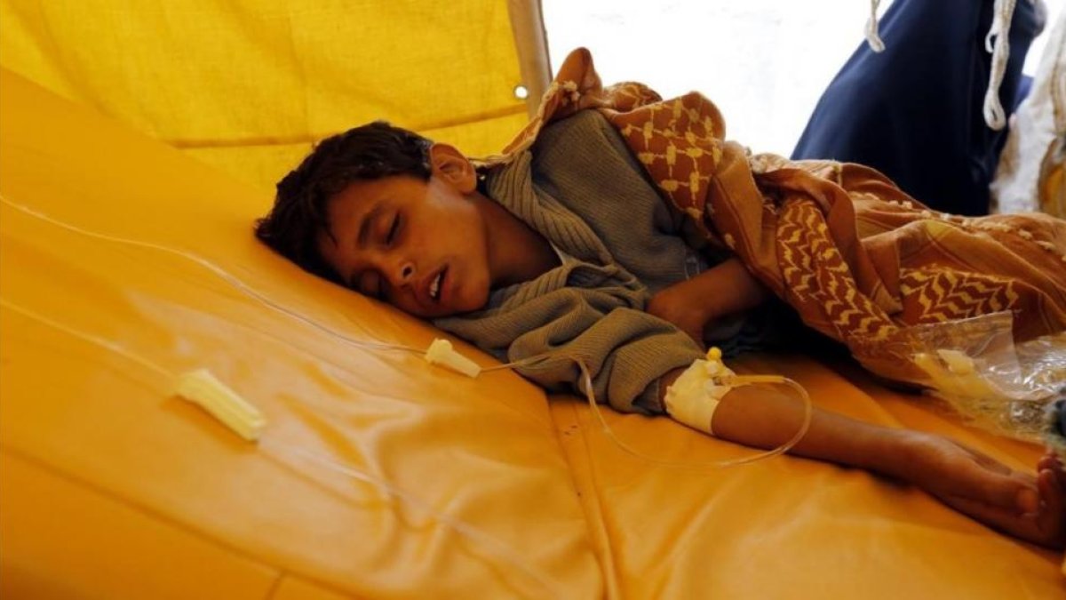 Un niño yemení de quien se teme que haya resultado infectado por el cólera recibe tratamiento en Saná.-YAHYA ARHAB / EFE