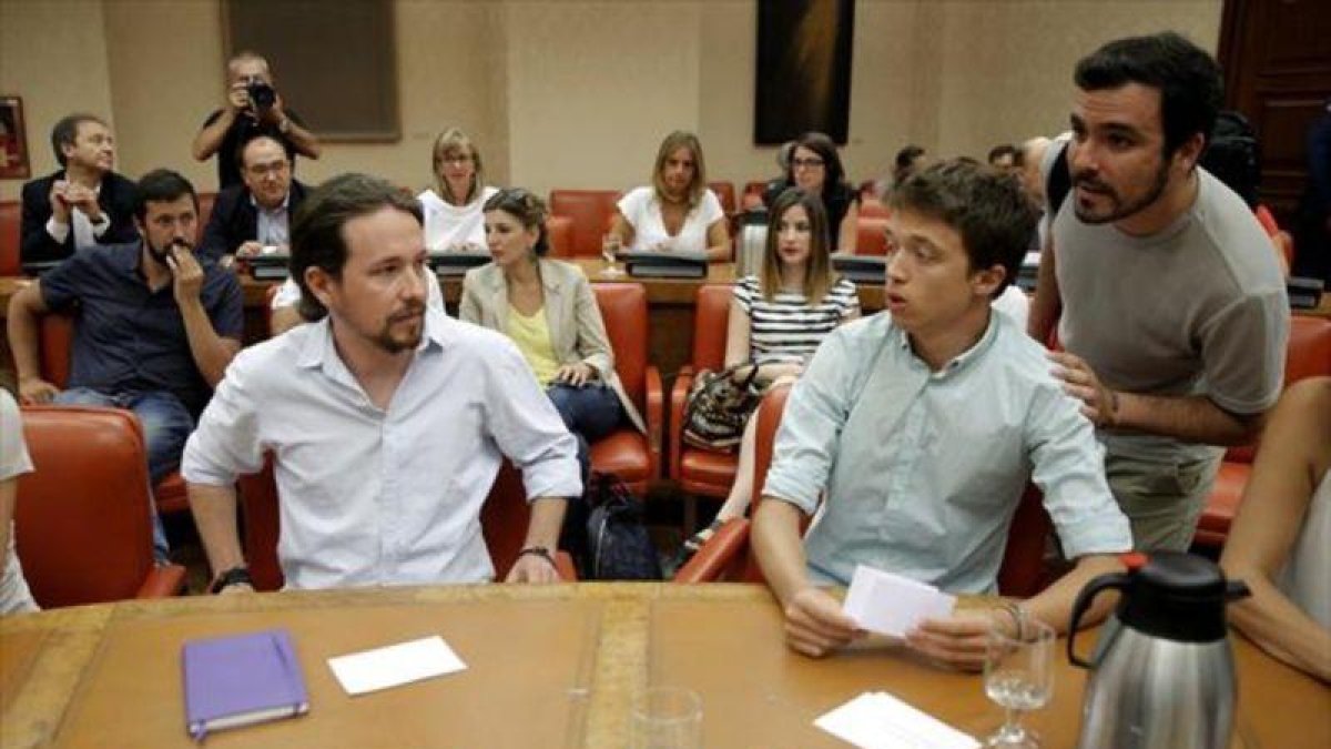 Pablo Iglesias, Íñigo Errejón y Alberto Garzón, el pasado jueves en el Congreso.-JOSÉ LUIS ROCA