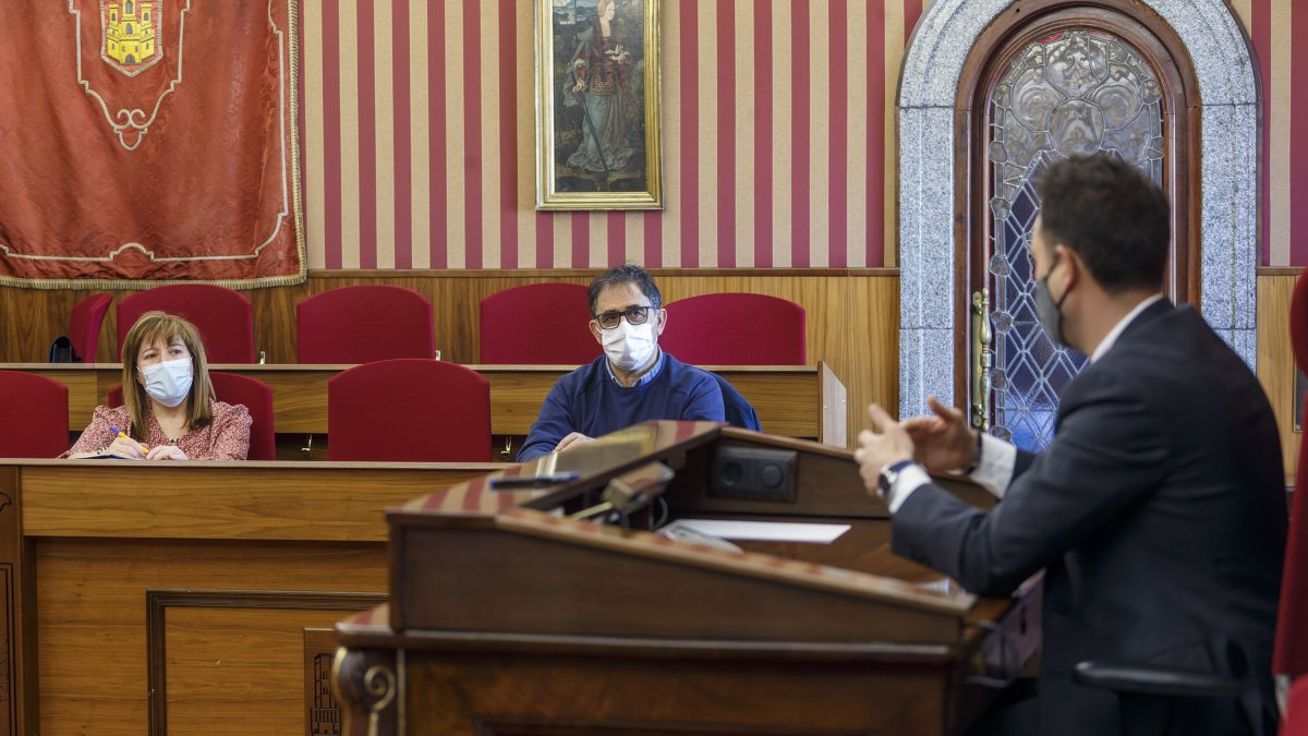 Los representantes vecinales de Fuentecillas y San Pedro de la Fuente se reunieron ayer con parte del equipo de Gobierno y técnicos municipales. SANTI OTERO
