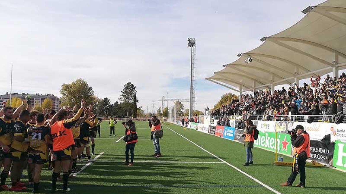 Los jugadores del UBU Colina Clinic saludan tras un partido a la afición congregada en San Amaro.-ECB