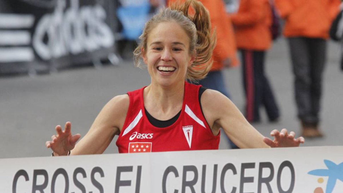 Clara Simal celebra la victoria conseguida el pasado año.-ISRAEL L. MURILLO
