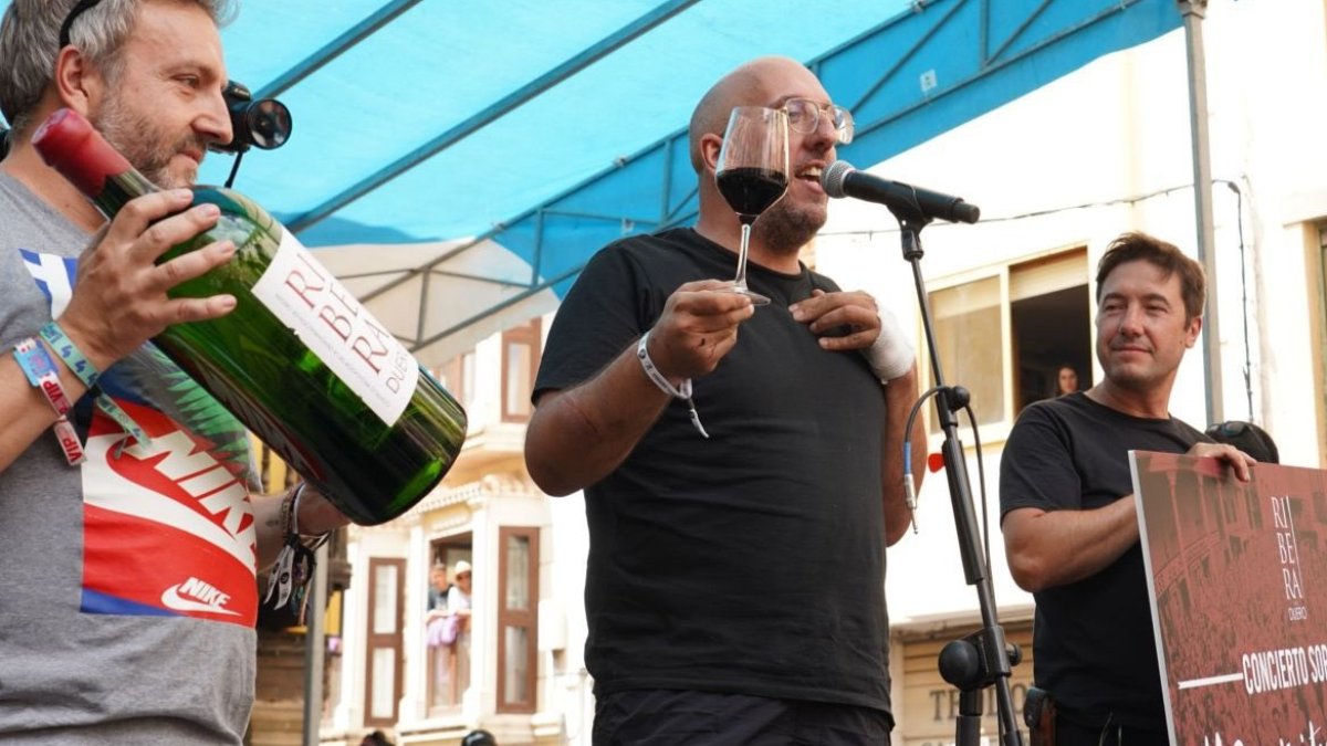 Ajenjo, brindando con Ribera del Duero en la plaza del Trigo. DO RIBERA