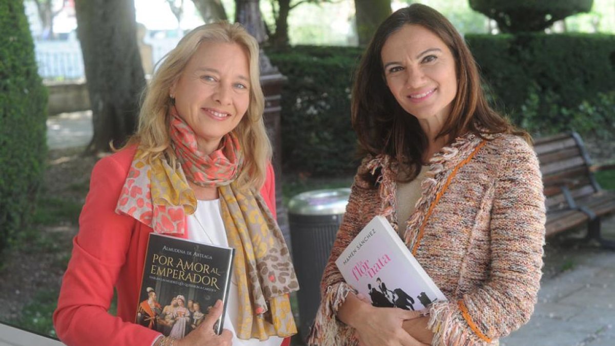 Almudena de Arteaga (i.) y Mamen Sánchez pasaron todo el día en el paseo del Espolón con sus últimas novelas en mano.-Israel L. Murillo