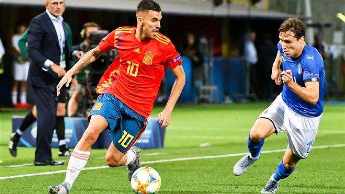 Ceballos es perseguido por Chiesa en Bolonia en el estreno del Europeo sub-21.-