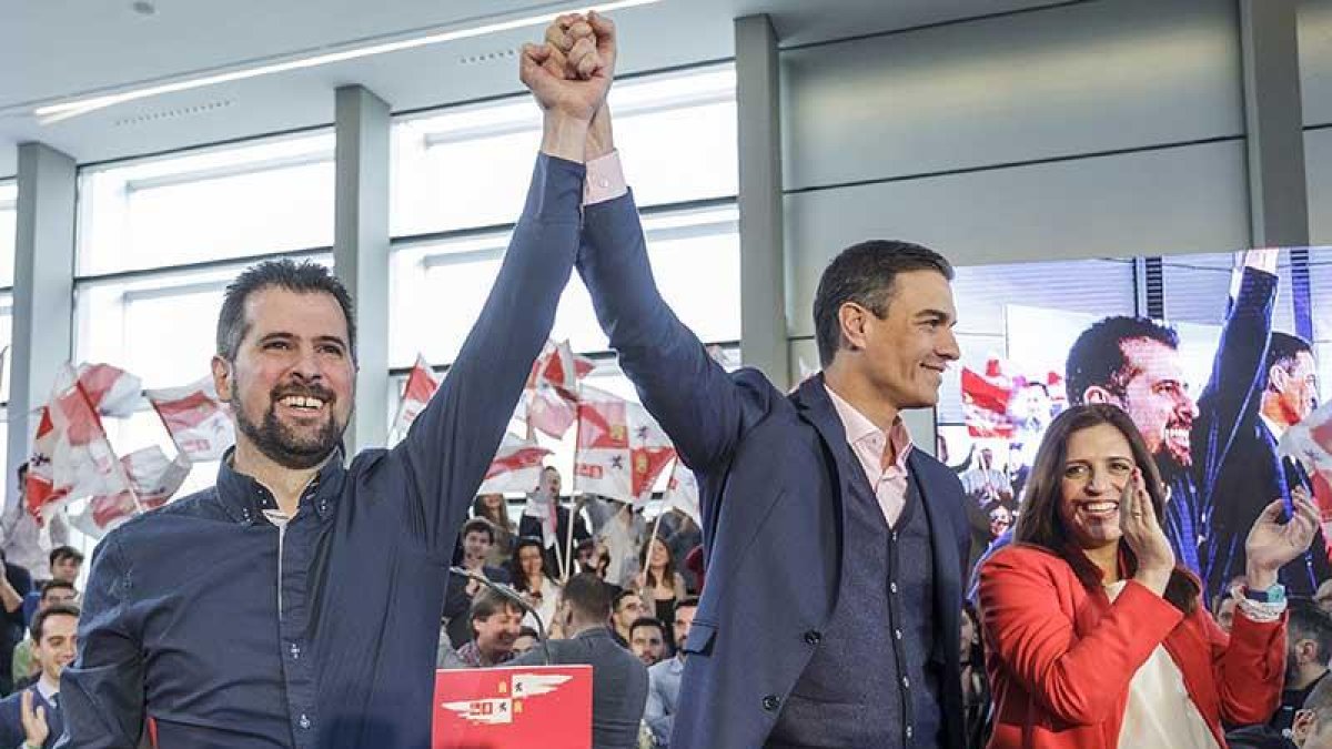 Luis Tudanca y Pedro Sánchez alzan sus manos en el acto de ayer en Burgos.-SANTI OTERO
