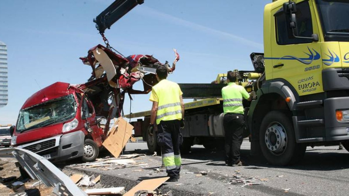 estado en que quedó la autocaravana de matrícula británica tras el terrible impacto con el camión.-M. A.