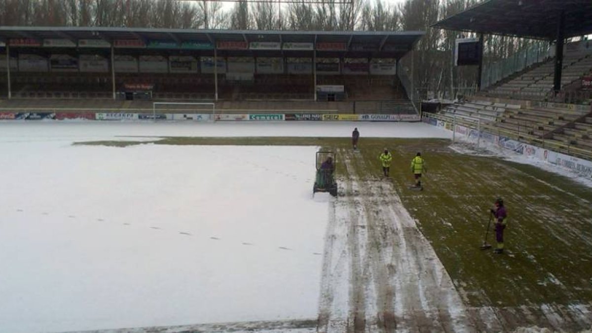 Varios trabajadores retiran parte de la nieve de El Plantío ayer por la mañana.-