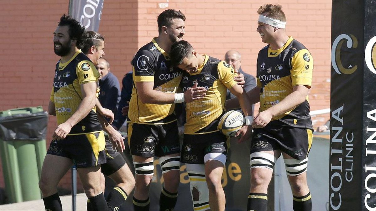 Los jugadores del UBU Colina Clinic celebran un ensayo en un partido de la pasada temporada.-SANTI OTERO