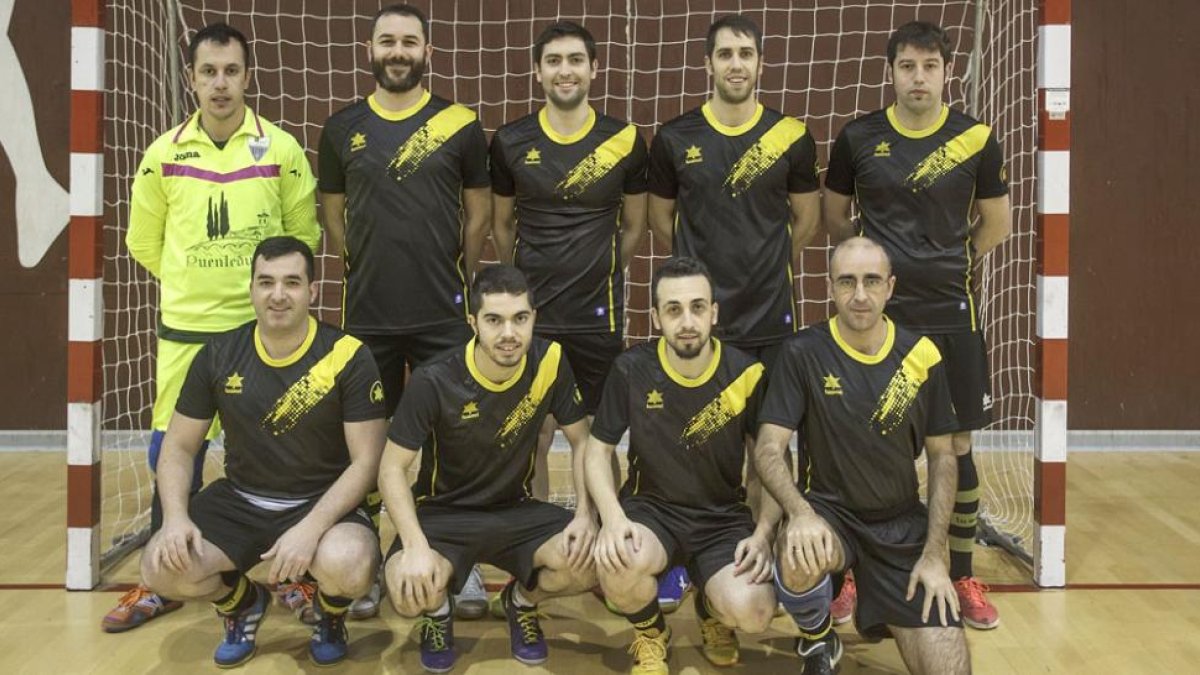 Imagen de la plantilla del Bar Salo, que la pasada jornada cedió el liderato tras su derrota ante El Gallinero.-