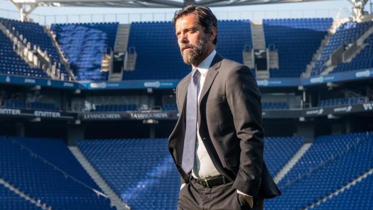 Quique Sánchez Flores luce la nueva equipación.-EL PERIÓDICO