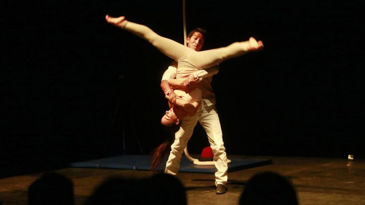 Almudena Carretero, aquí con Johny Marcelo, refleja en ‘De ojos grandes’ su experiencia vital desde que decidió dedicarse al mundo del circo.-Raúl Ochoa