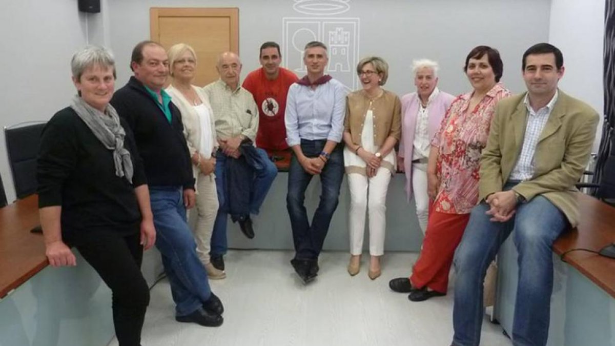Foto de familia del Grupo Popular del Valle de Mena.-ECB