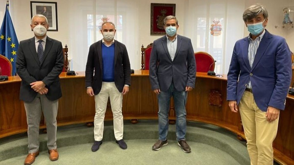 Berzosa junto a los representantes de Asemar y las fundaciones Michelin y Caja de Burgos. L. V.