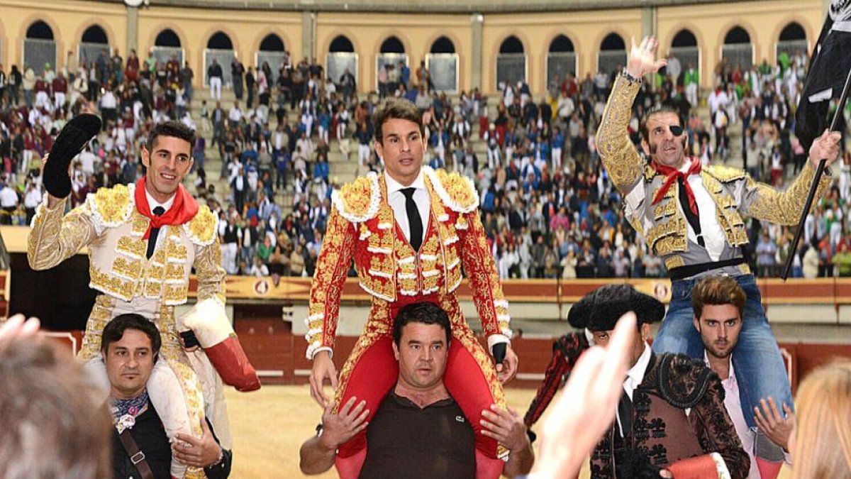 Talavante, Manzanares y Padilla saliendo a hombros en el triunfal festejo que cerró la feria el sábado.-ALBERTO CALVO
