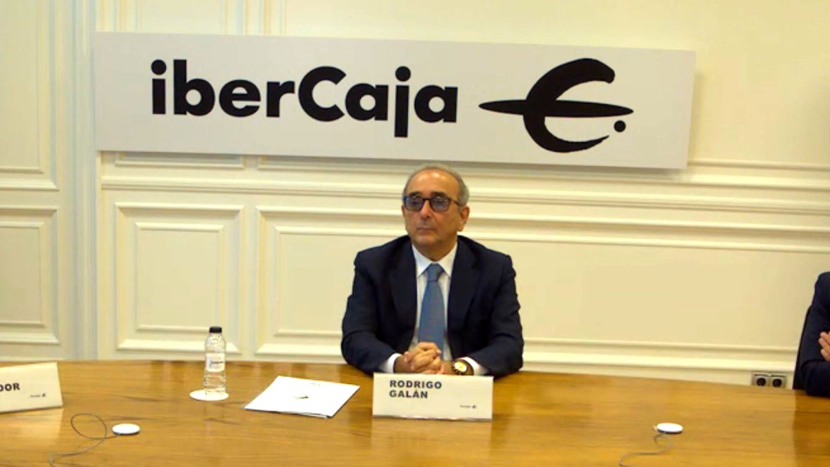 Rodrigo Galán, director del Grupo Financiero de Ibercaja, Lili Corredor, directora general de Ibercaja Gestión, y Óscar del Diego, director de Inversiones de Ibercaja Gestión.