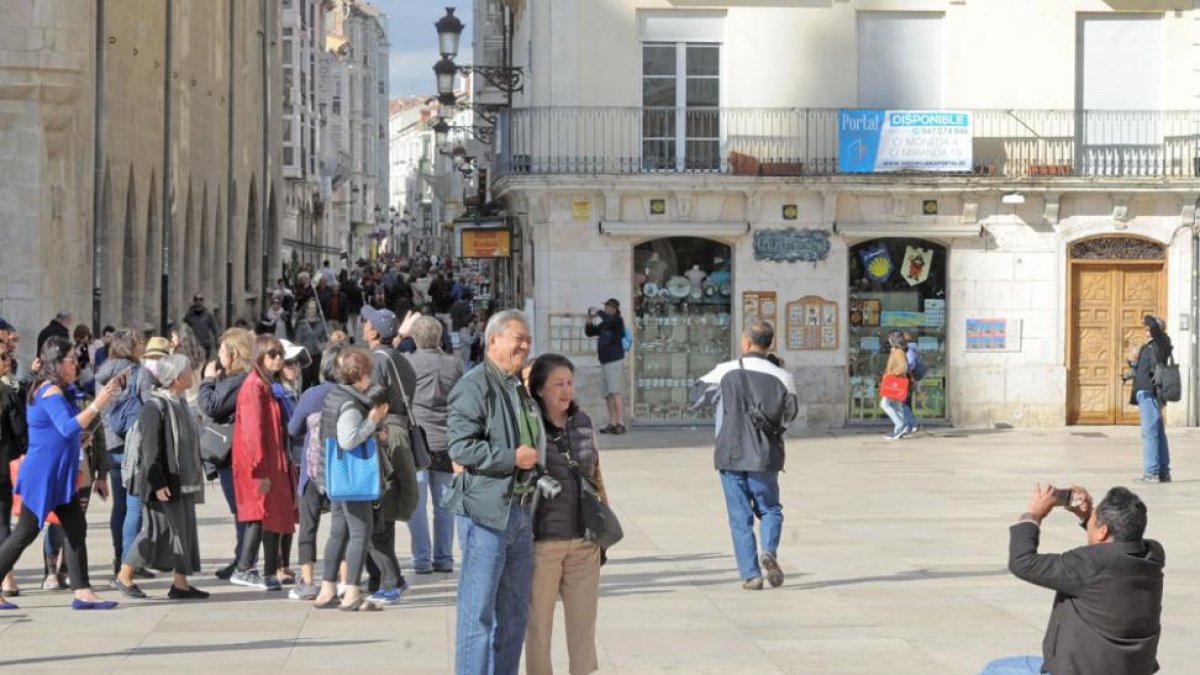 Una pareja de turistas se hace retratar con la Catedral de fondo.-ISRAEL L. MURILLO