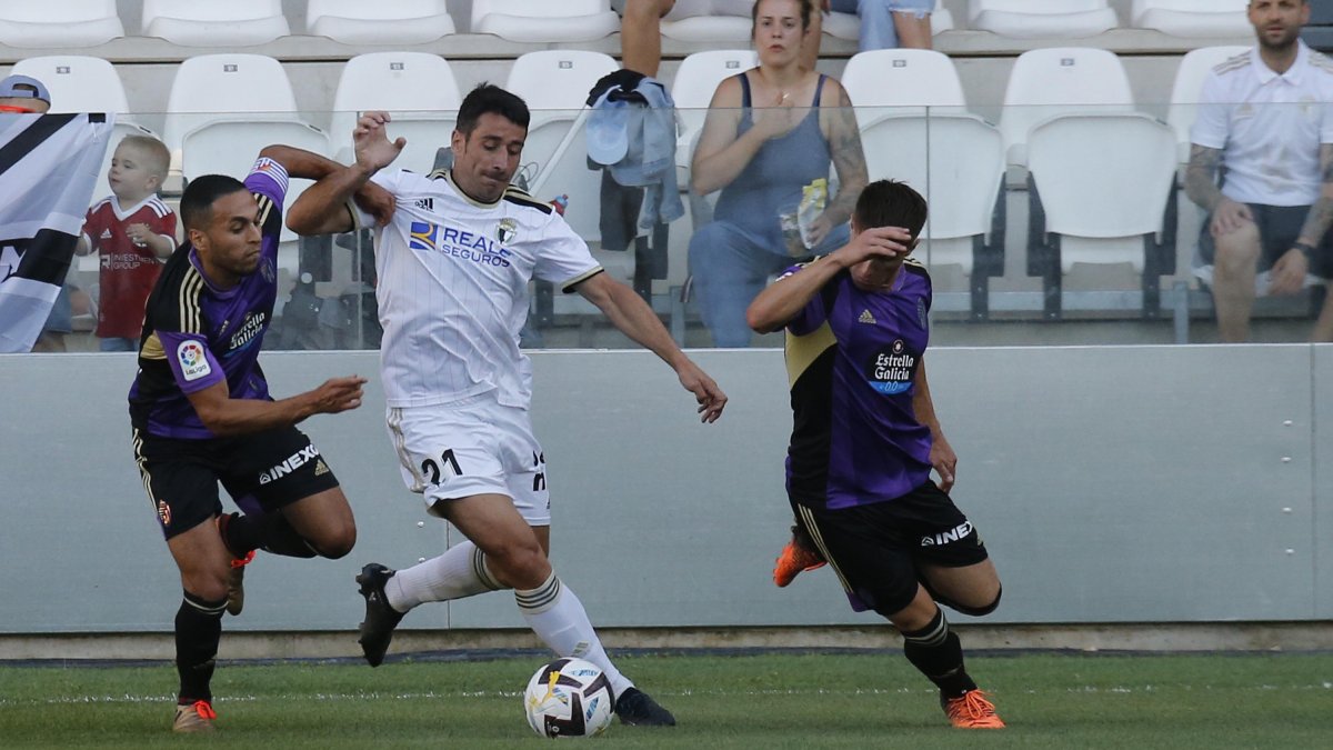 Saúl Berjón, durante un partido de pretemporada contra el Valladolid. SANTI OTERO