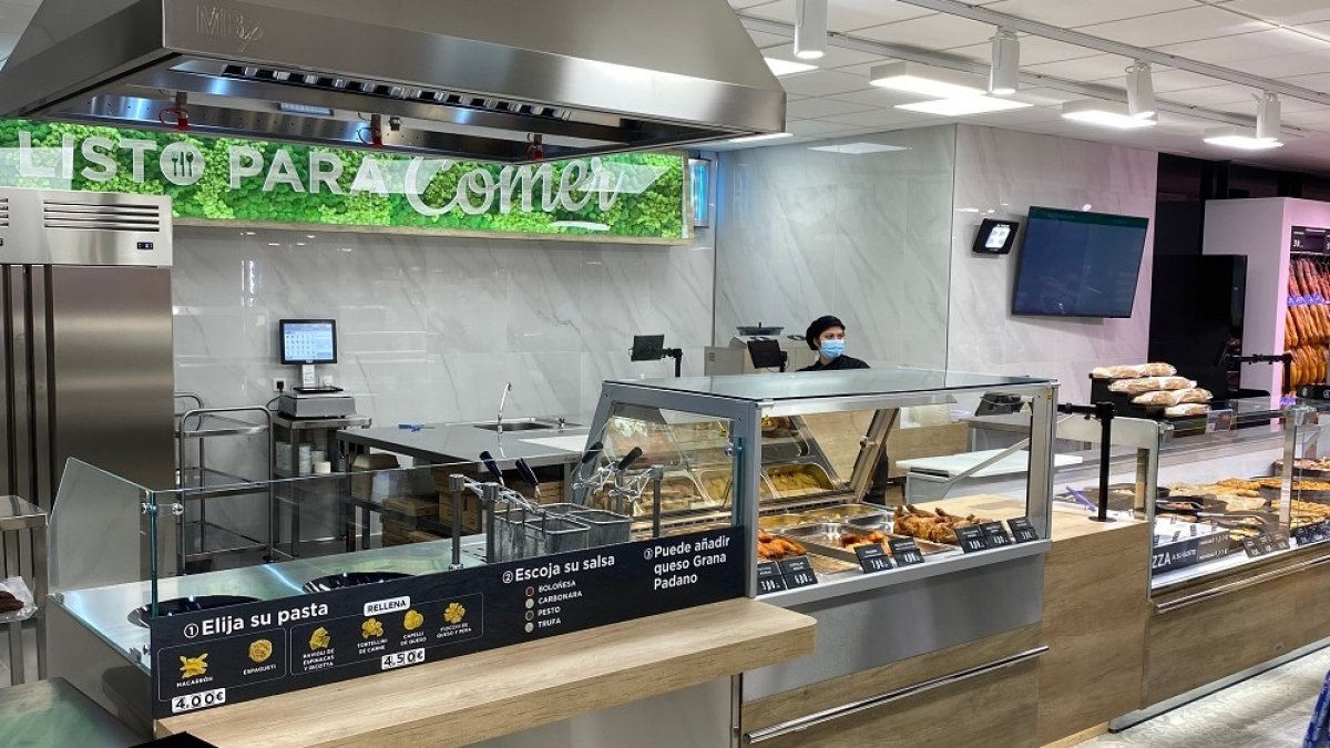 La zona de platos preparados listos para comer es la novedad de esta renovada tienda. ECB