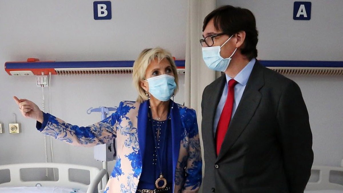 Verónica Casado y Salvador Illa, ayer durante la visita al viejo Río Hortega de Valladolid. ICAL