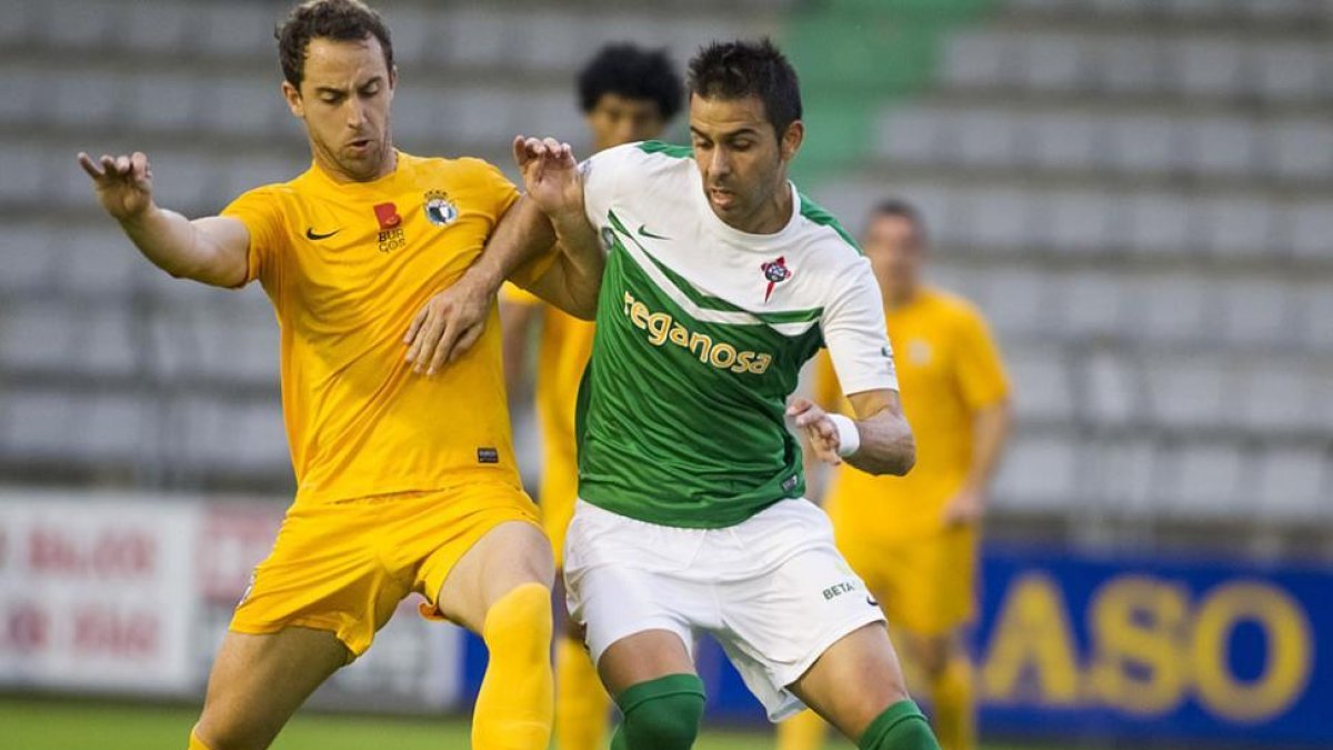 Odei pugna con Joselu por el balón en A Malata la pasada campaña.-MERO BARRAL