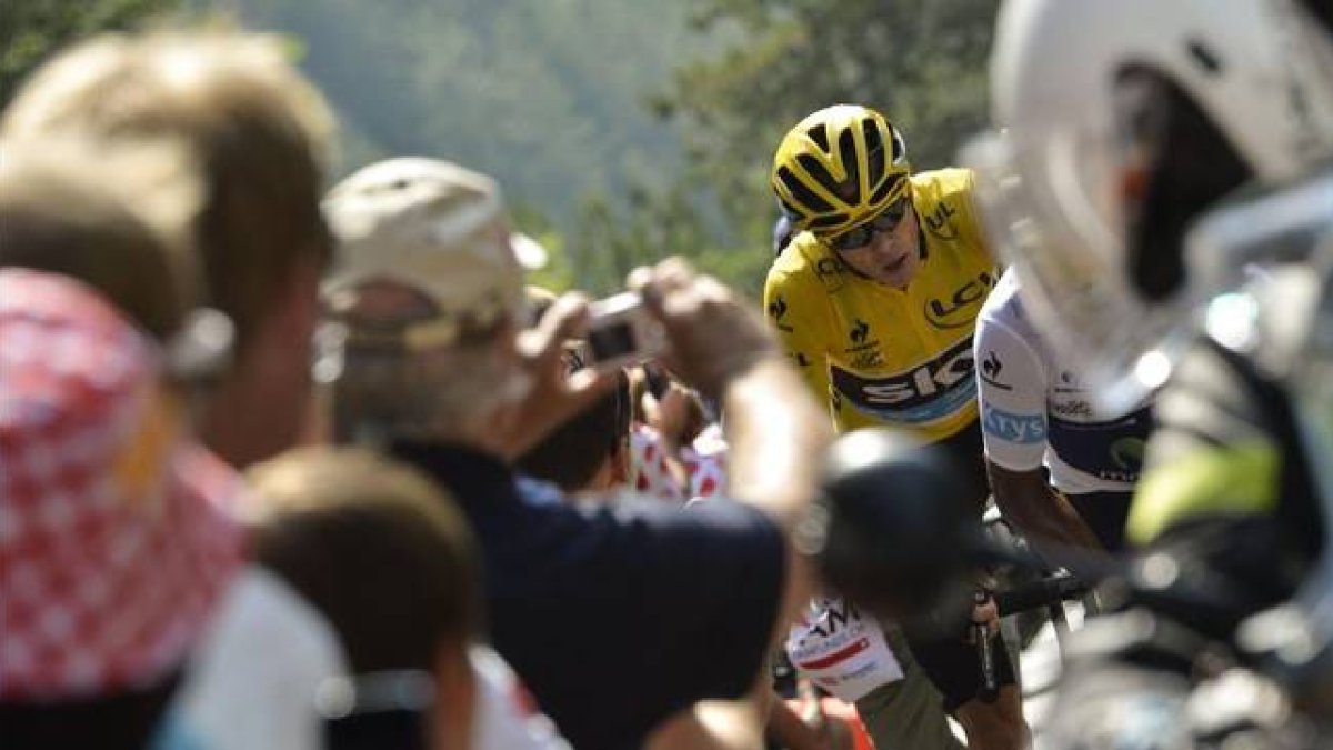 Chris Froome, líder del Tour, entre el numeroso público en la ascensión al aeródromo de Mende.-Foto: AFP