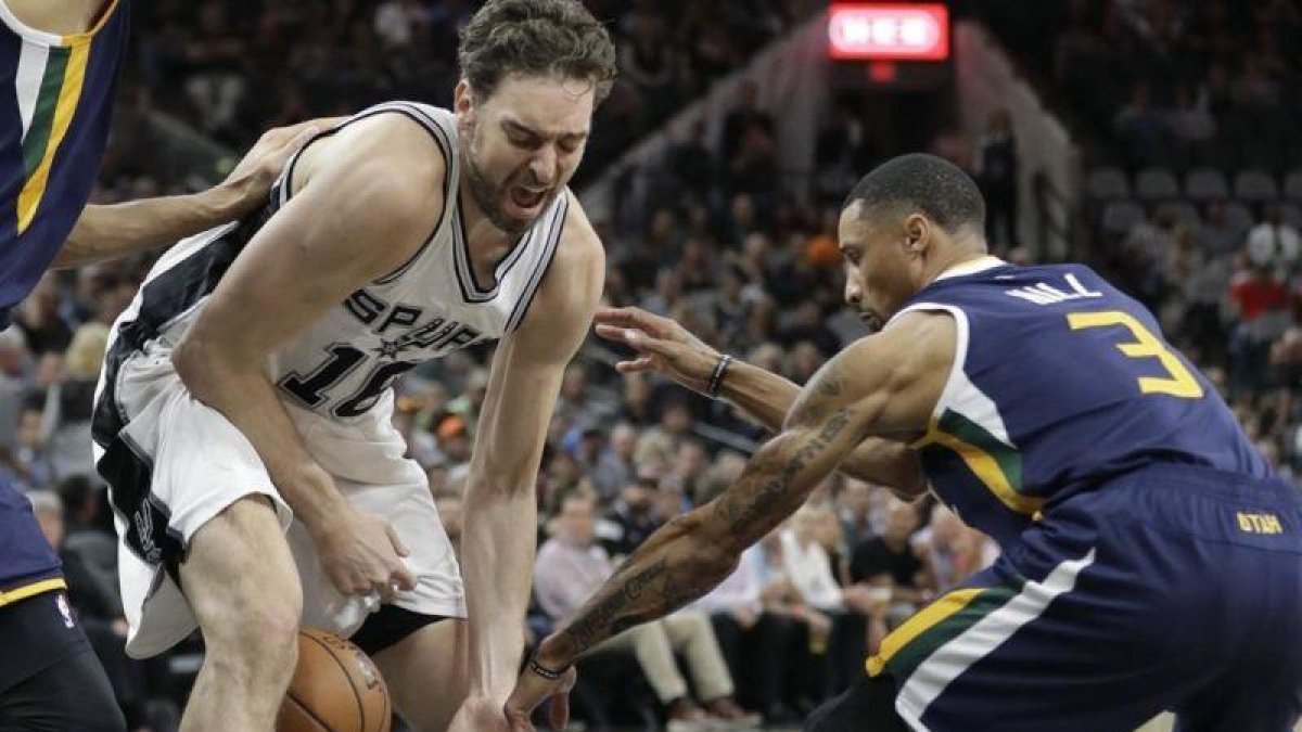 Pau Gasol sufrió la primera derrota de la temporada con sus Spurs.-AP / ERIC GAY