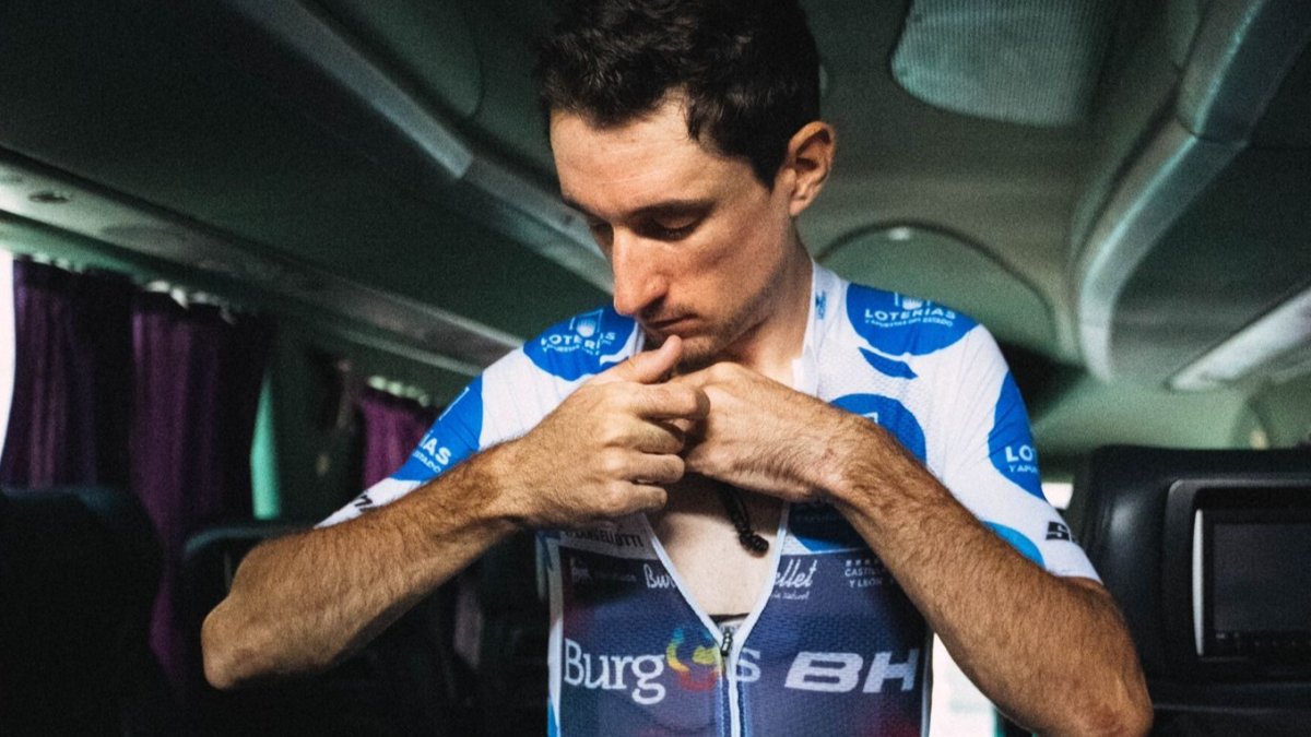 Victor Langellotti, con el maillot de la montaña de La Vuelta. YAGO URRUTIA / BURGOS BH